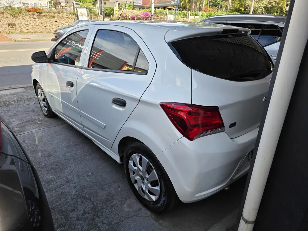 CHEVROLET Onix Hatch - Foto