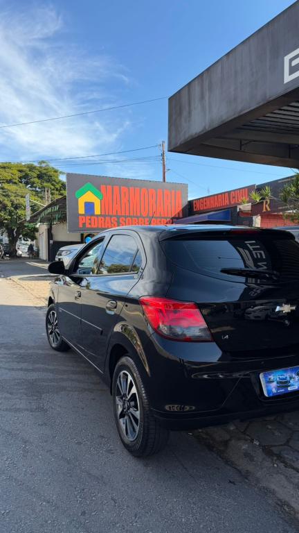 CHEVROLET Onix Hatch - Foto