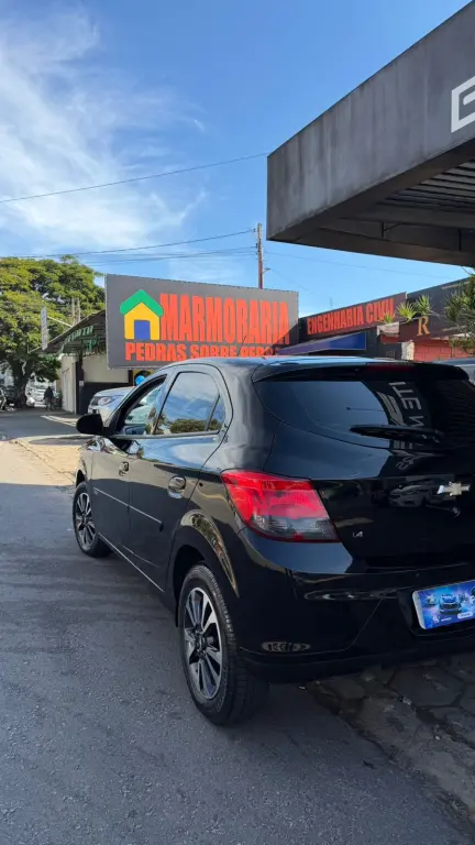 CHEVROLET Onix Hatch - Foto