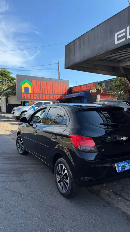 CHEVROLET Onix Hatch - Foto