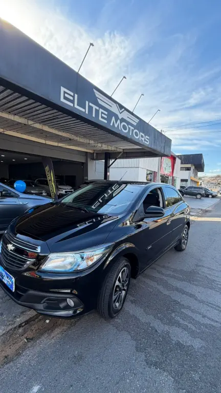 CHEVROLET Onix Hatch - Foto