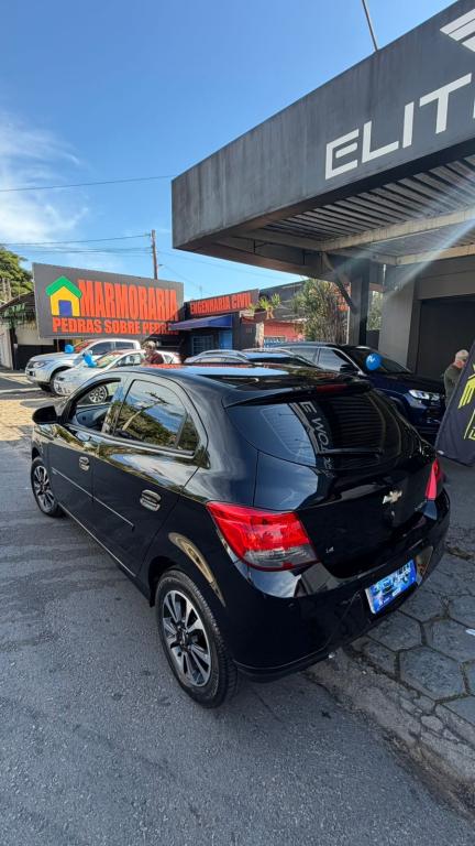CHEVROLET Onix Hatch - Foto