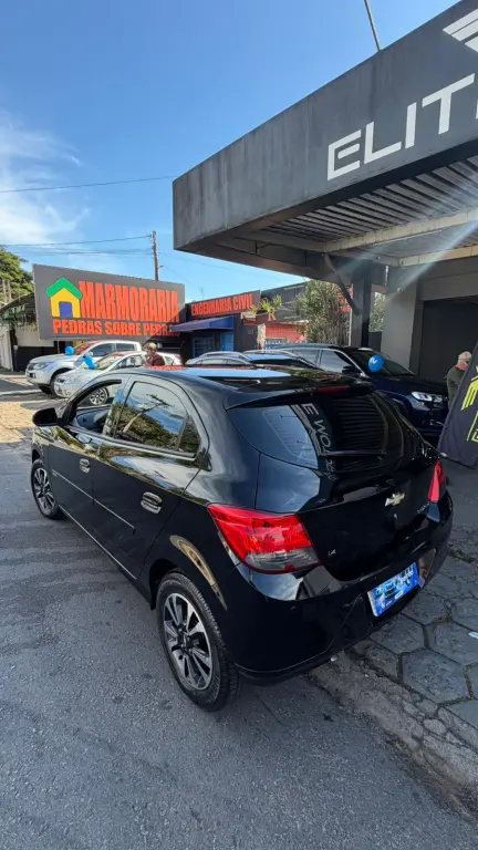 CHEVROLET Onix Hatch - Foto