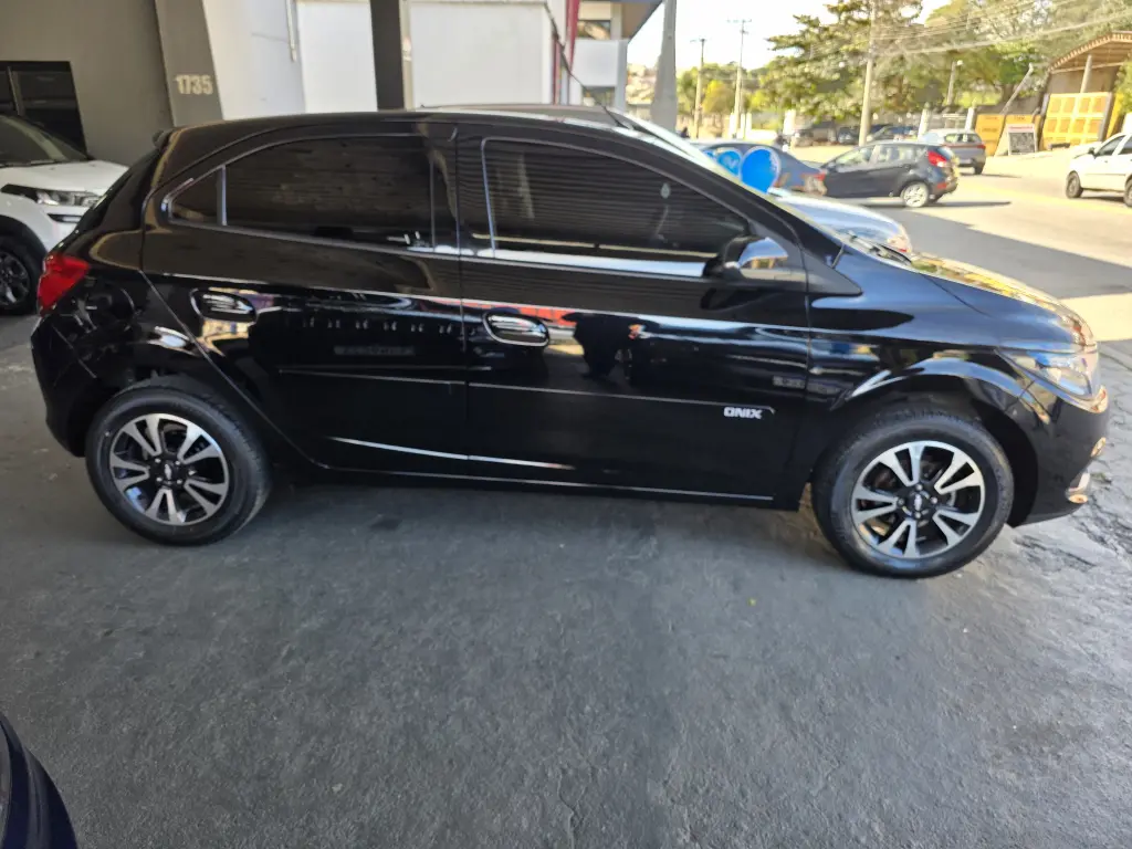 CHEVROLET Onix Hatch - Foto
