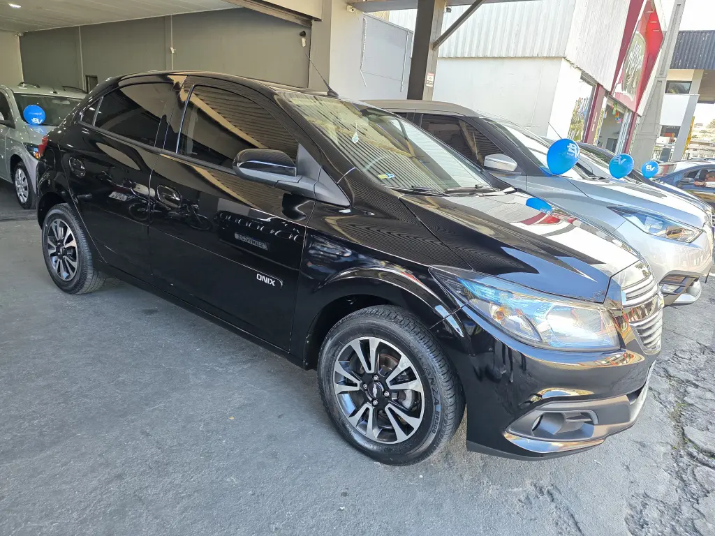 CHEVROLET Onix Hatch - Foto