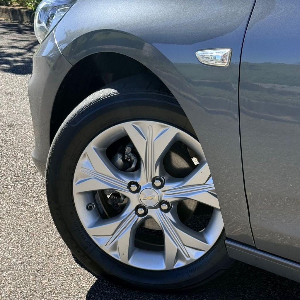 CHEVROLET Onix Hatch - Foto