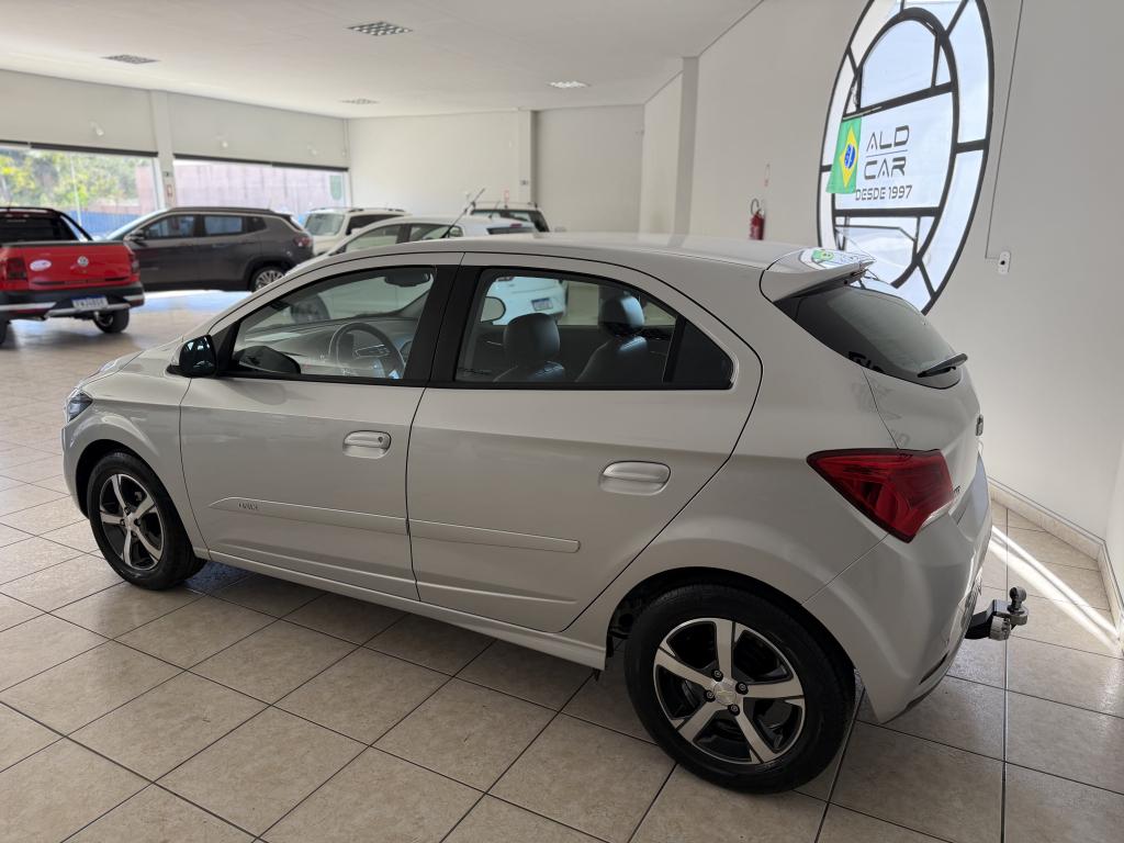CHEVROLET Onix Hatch - Foto