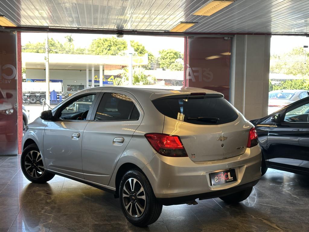 CHEVROLET Onix Hatch - Foto
