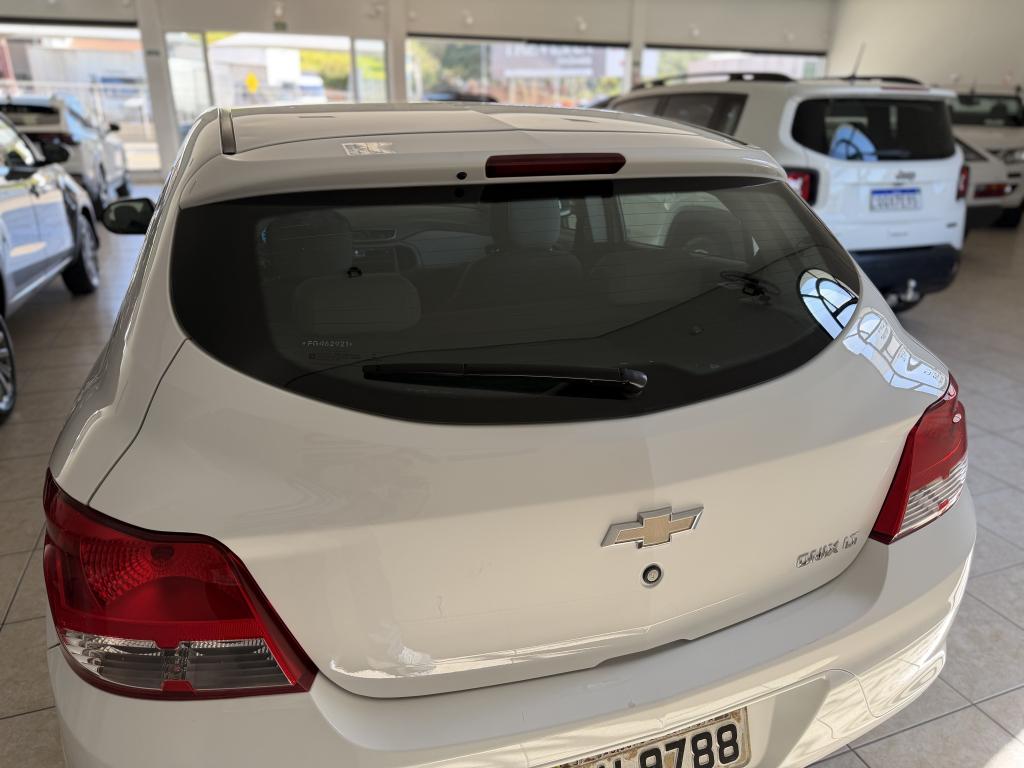 CHEVROLET Onix Hatch - Foto
