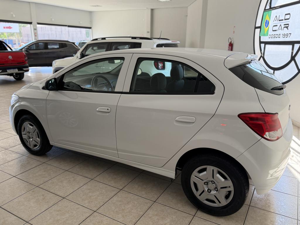 CHEVROLET Onix Hatch - Foto