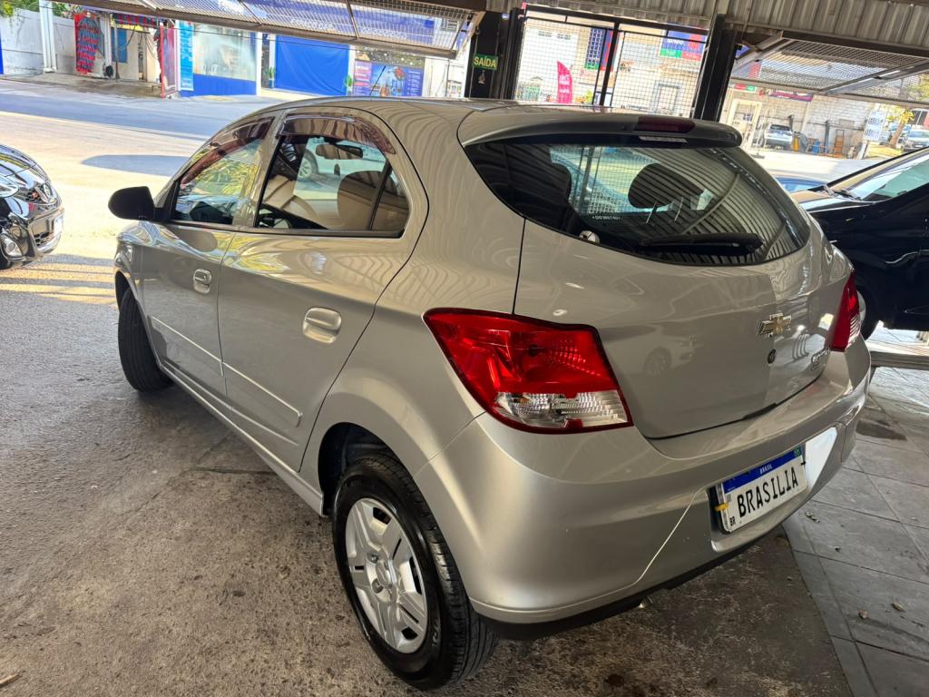 CHEVROLET Onix Hatch - Foto