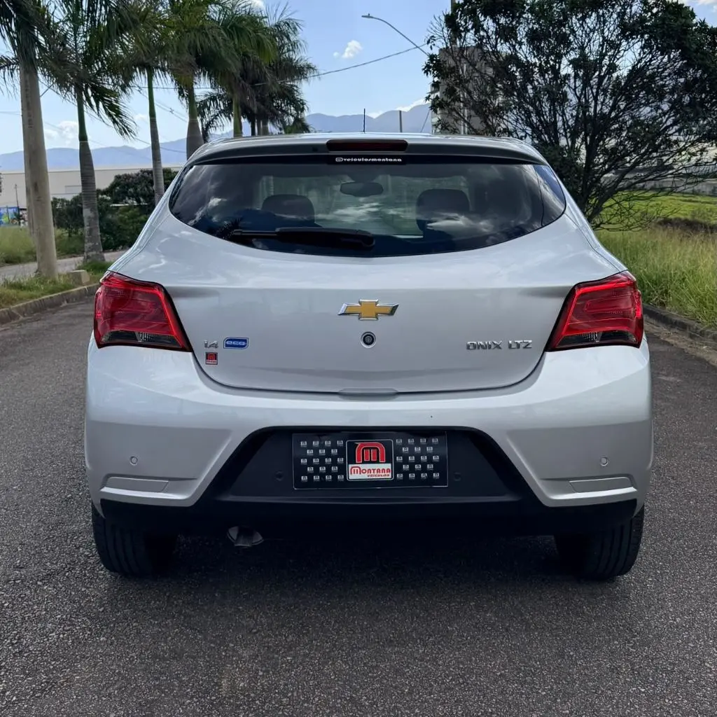 CHEVROLET Onix Hatch - Foto