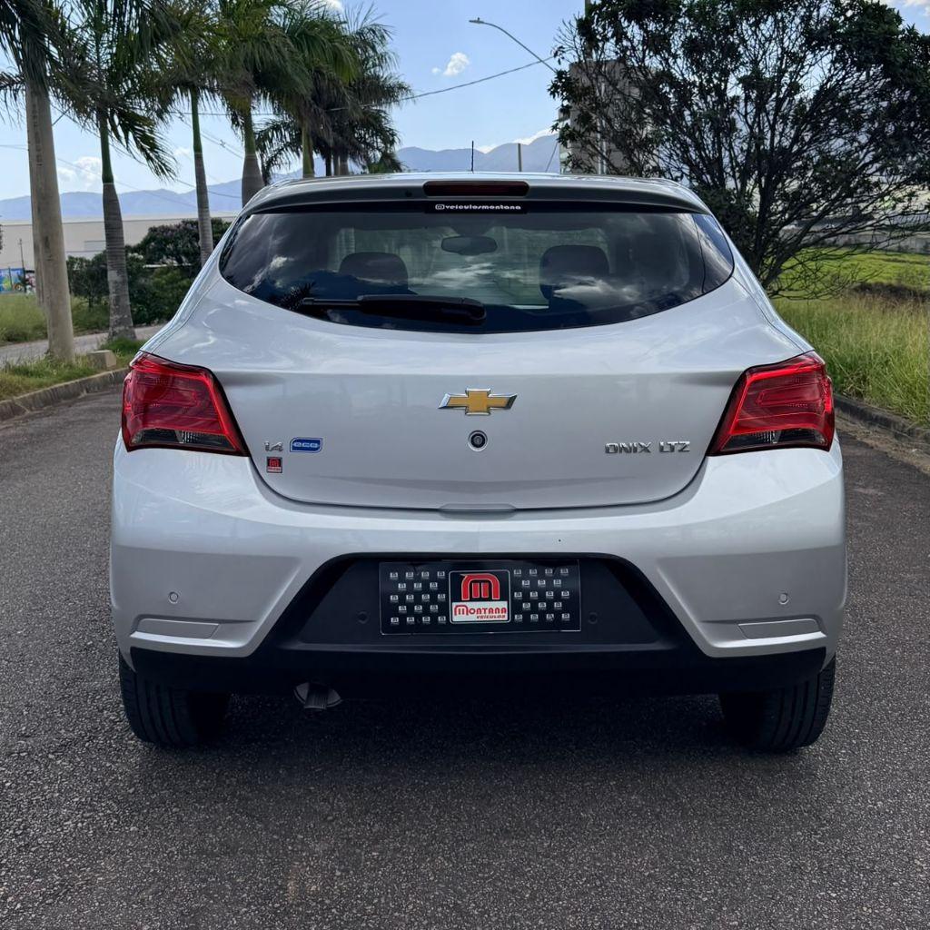 CHEVROLET Onix Hatch - Foto