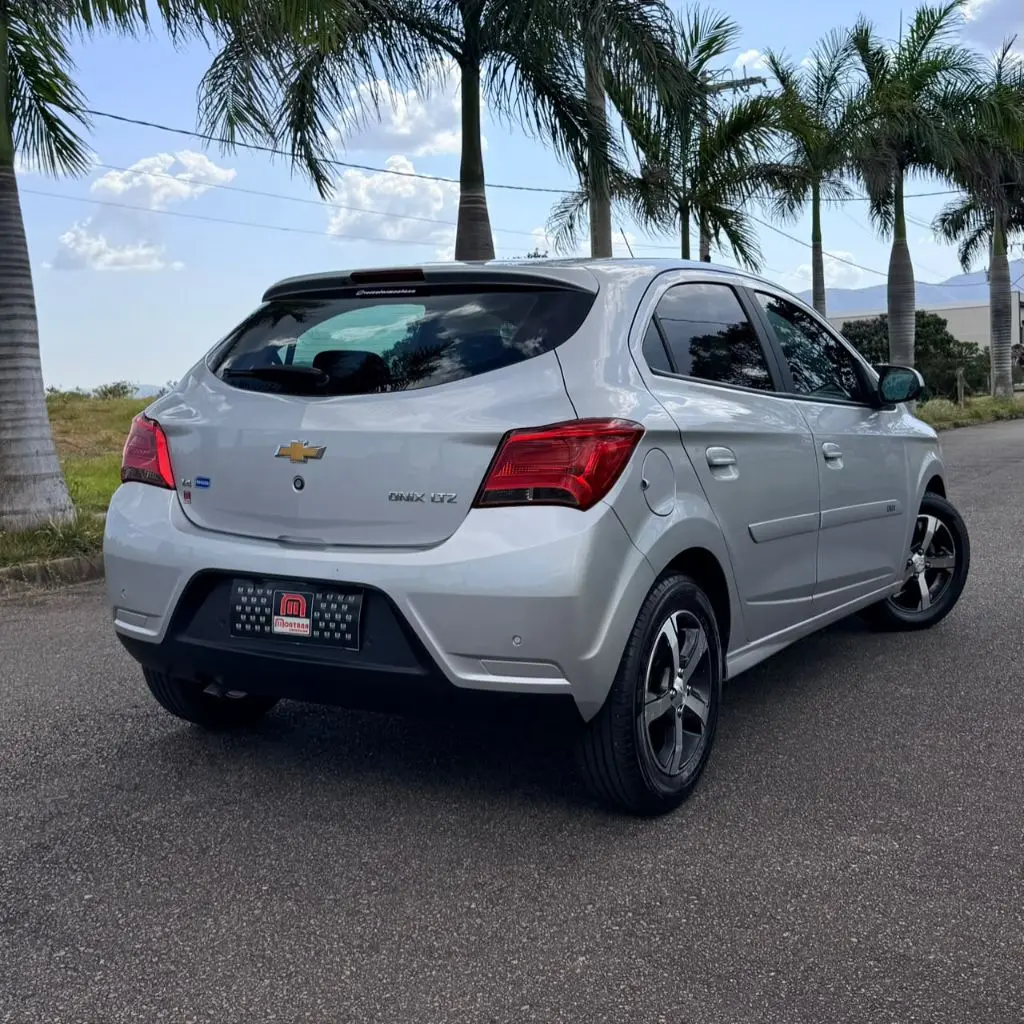 CHEVROLET Onix Hatch - Foto