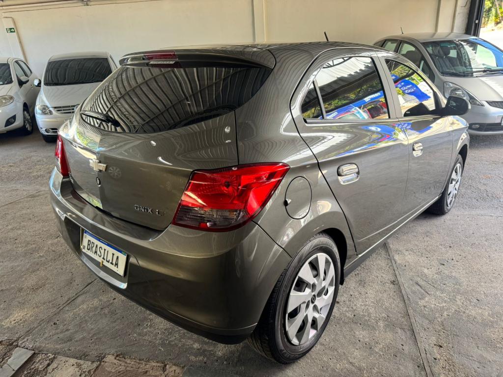 CHEVROLET Onix Hatch - Foto