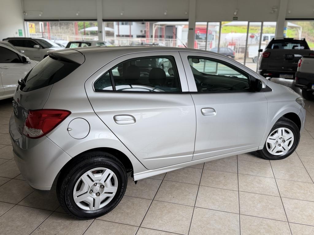 CHEVROLET Onix Hatch - Foto