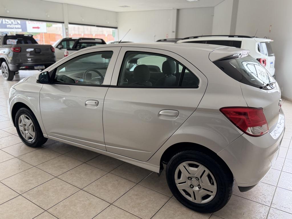 CHEVROLET Onix Hatch - Foto