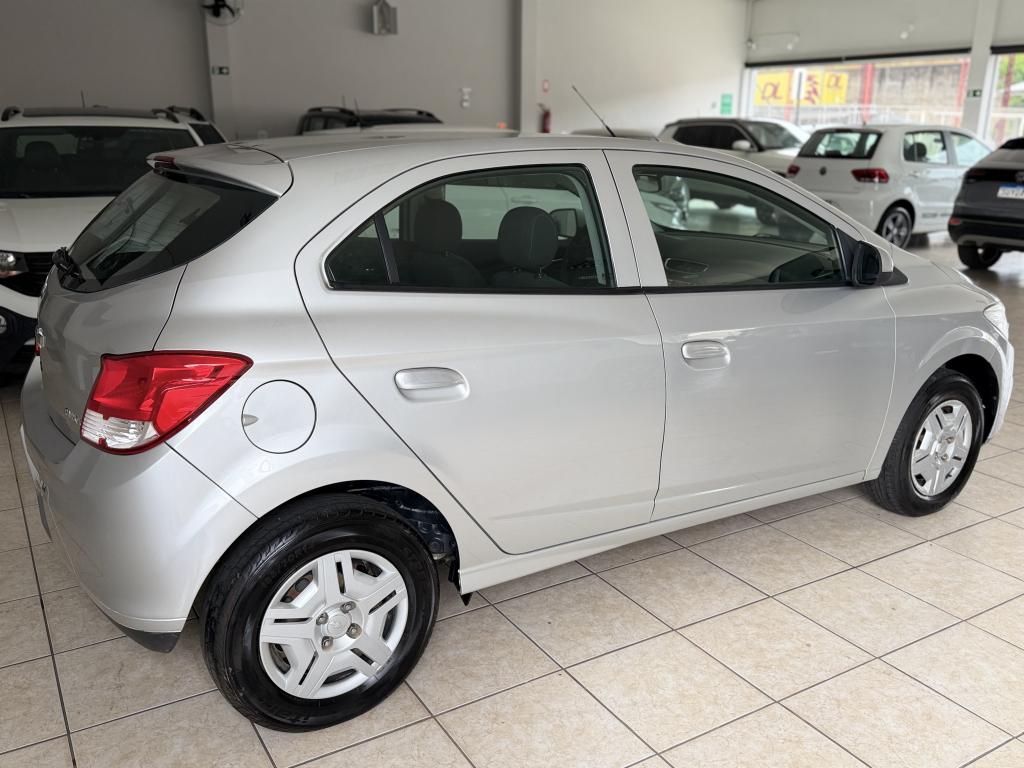 CHEVROLET Onix Hatch - Foto