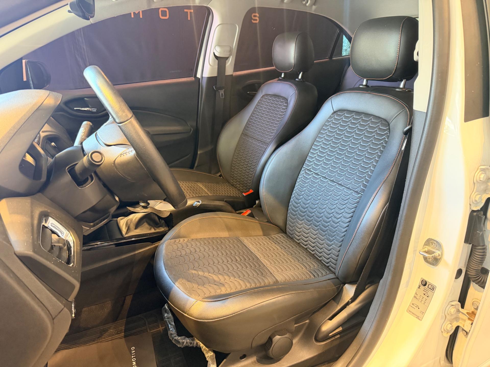 CHEVROLET Onix Hatch - Foto