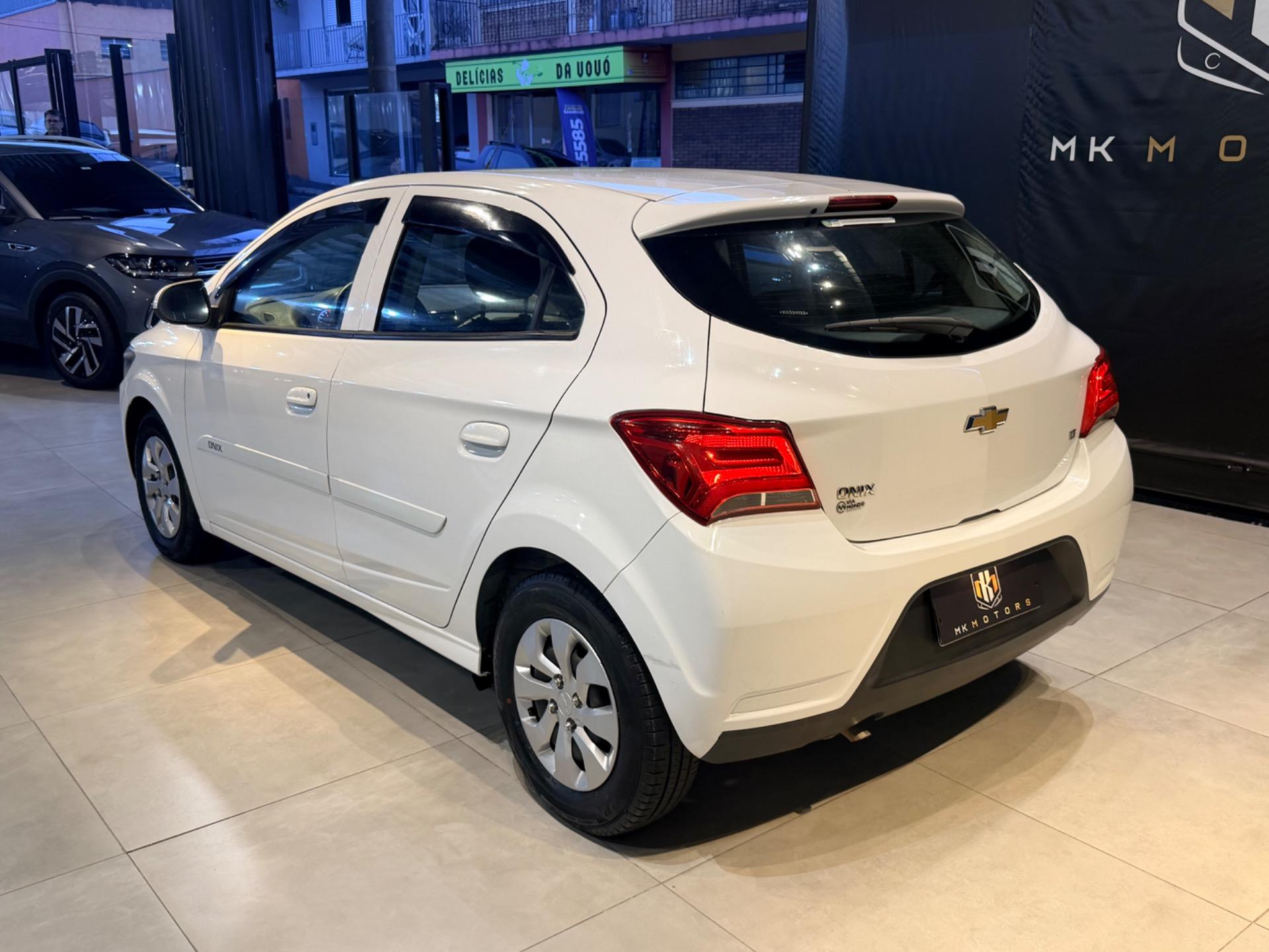 CHEVROLET Onix Hatch - Foto