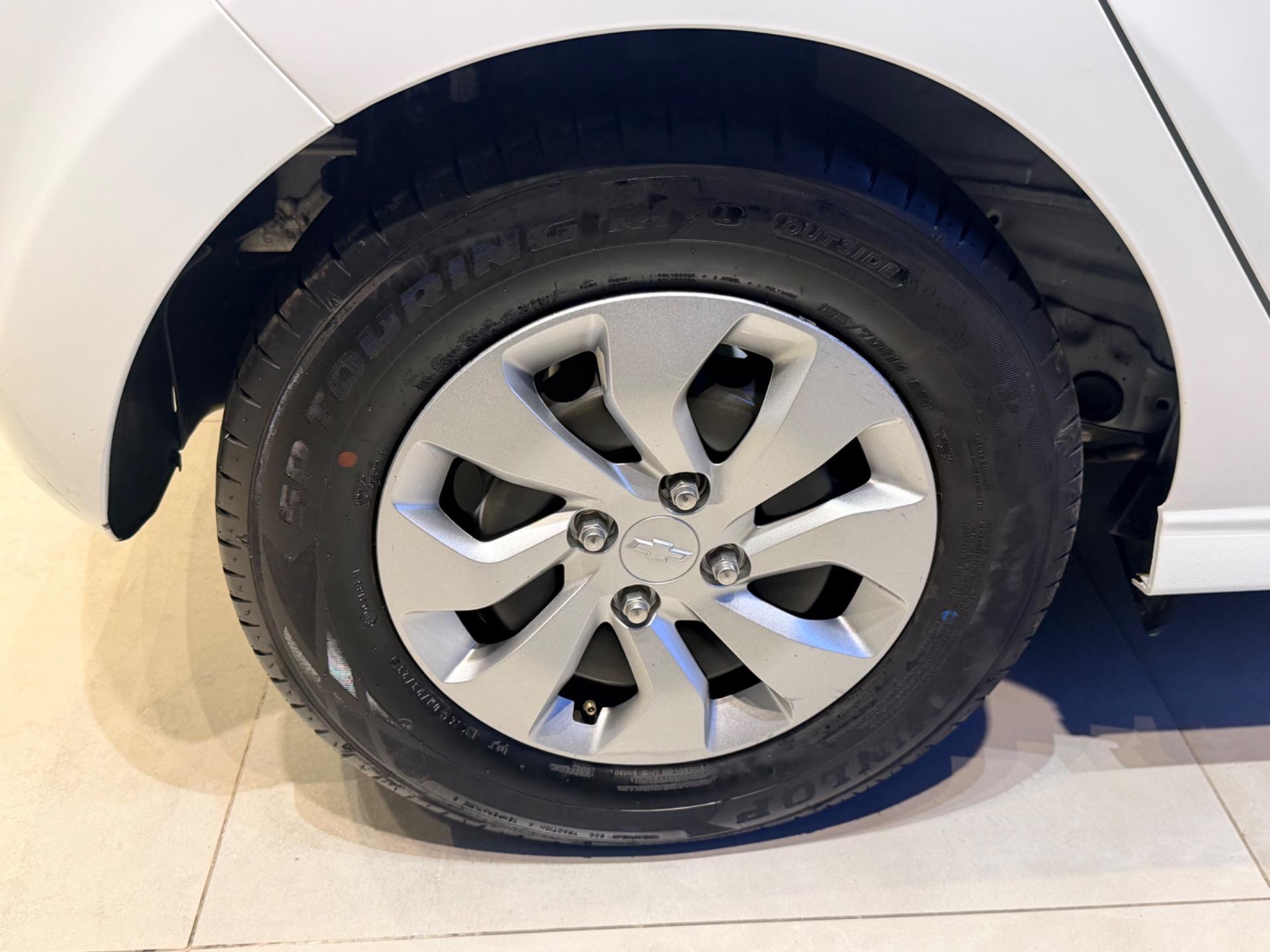 CHEVROLET Onix Hatch - Foto