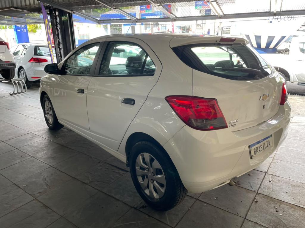 CHEVROLET Onix Hatch - Foto