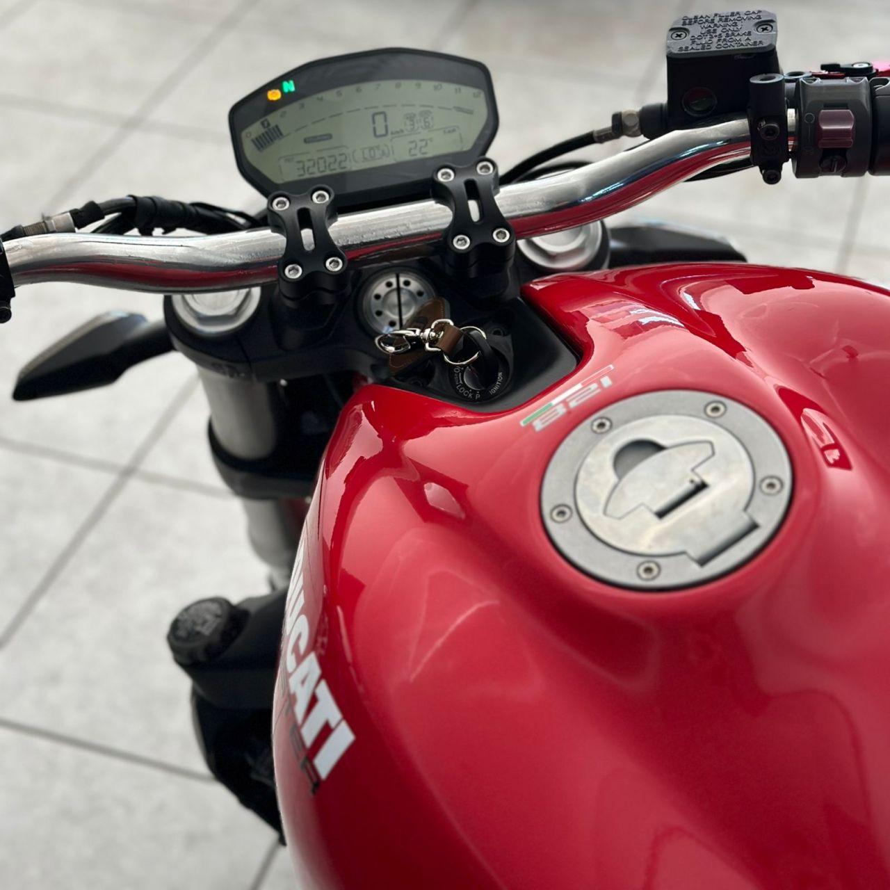 DUCATI Monster 821 - Foto