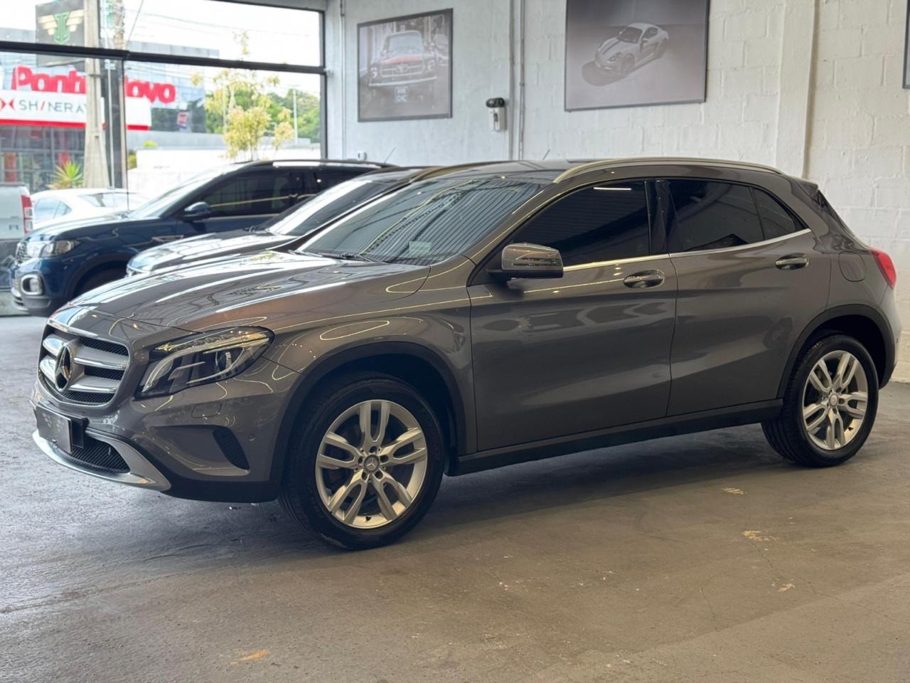 MERCEDES-BENZ GLA 200 - Foto