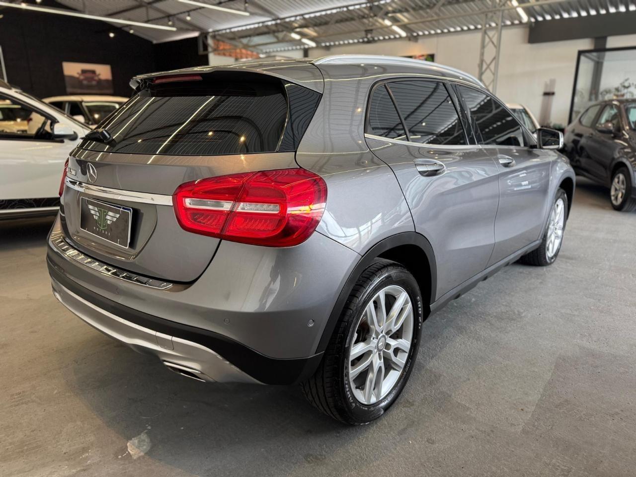 MERCEDES-BENZ GLA 200 - Foto