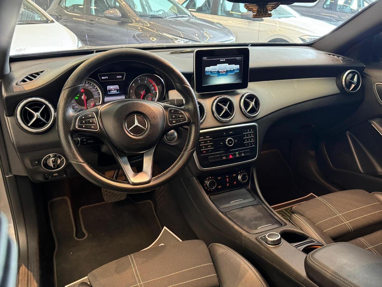 MERCEDES-BENZ GLA 200 - Foto