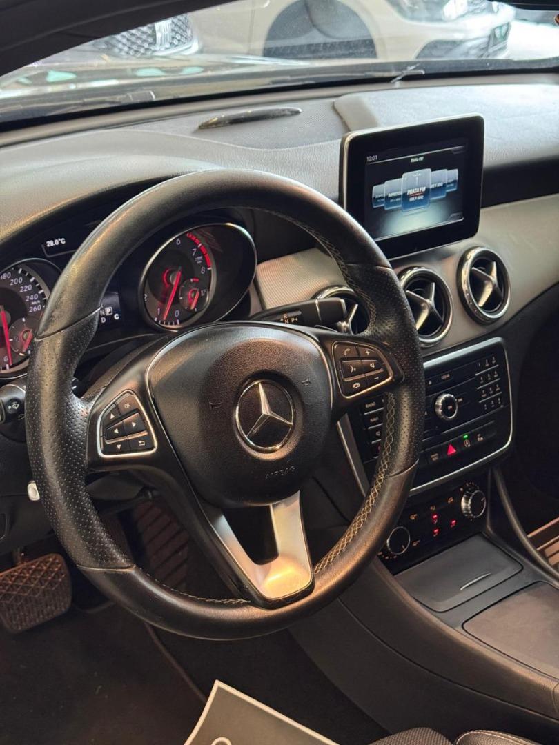 MERCEDES-BENZ GLA 200 - Foto