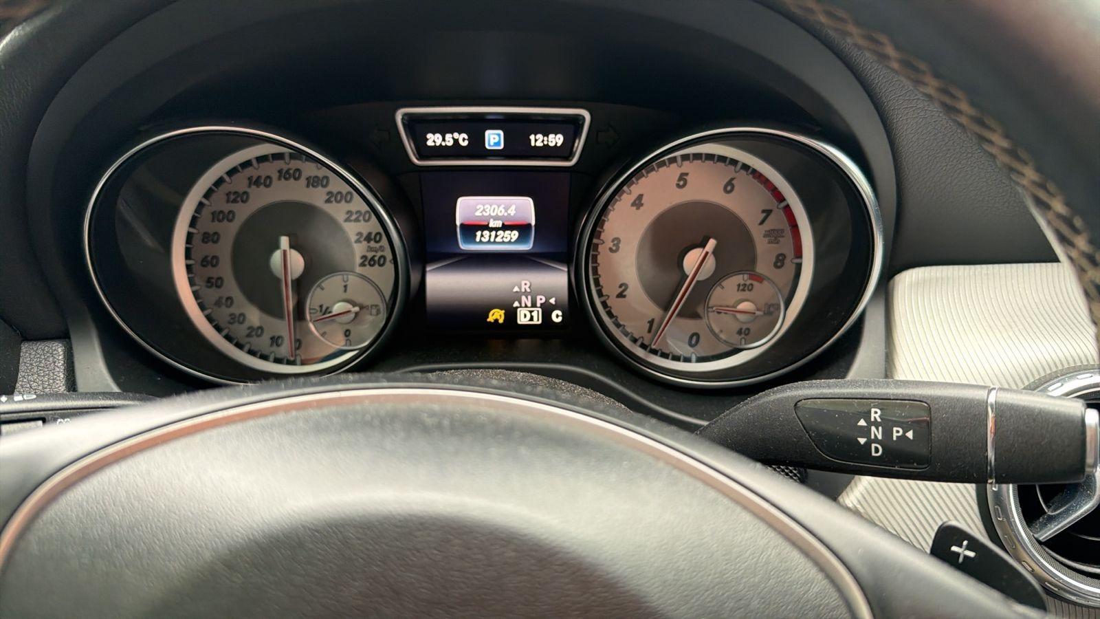 MERCEDES-BENZ GLA 200 - Foto