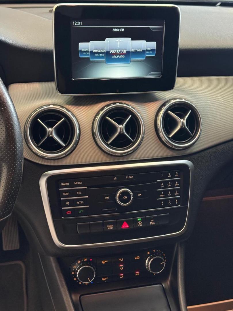 MERCEDES-BENZ GLA 200 - Foto