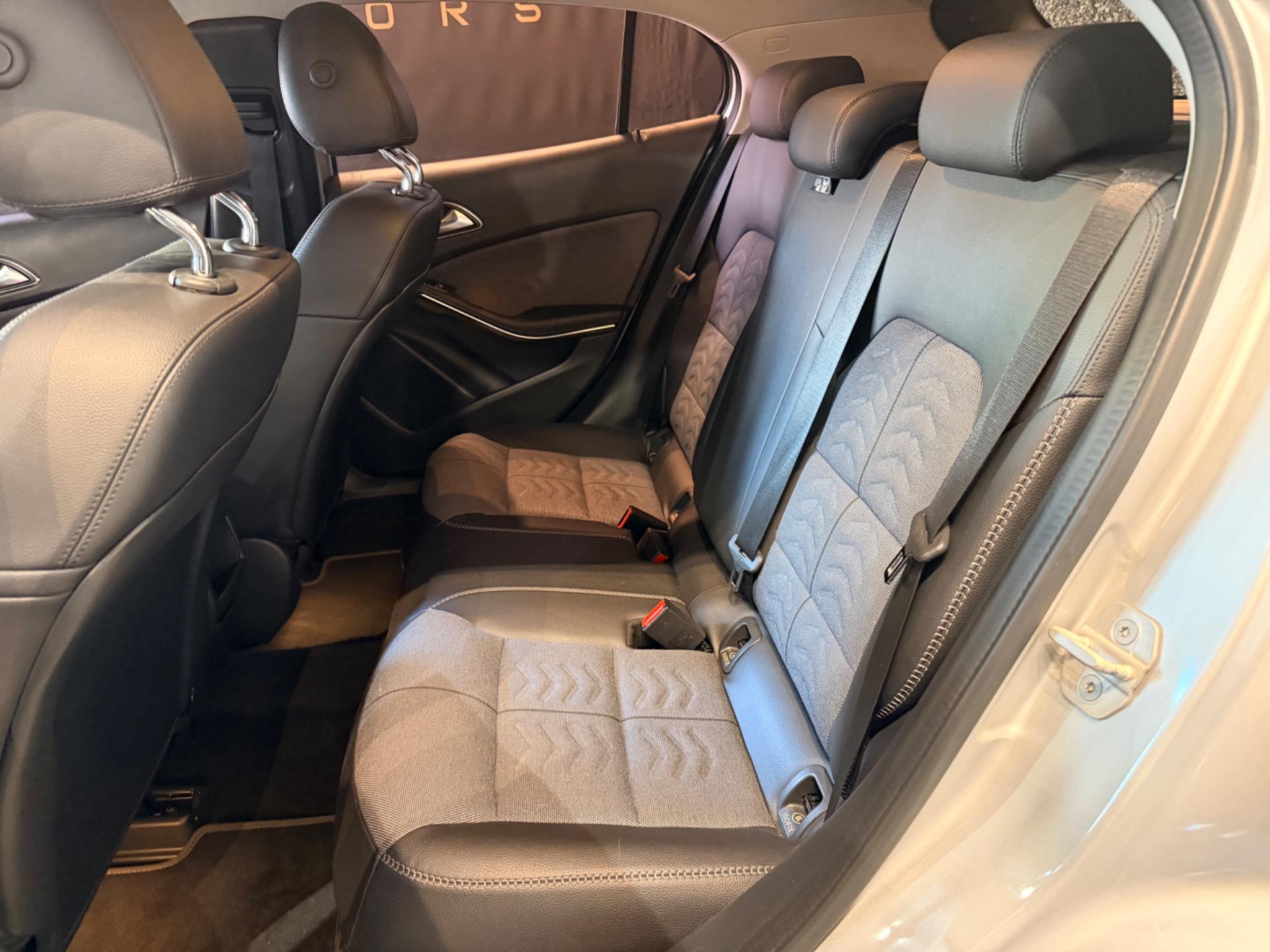 MERCEDES-BENZ GLA 200 - Foto