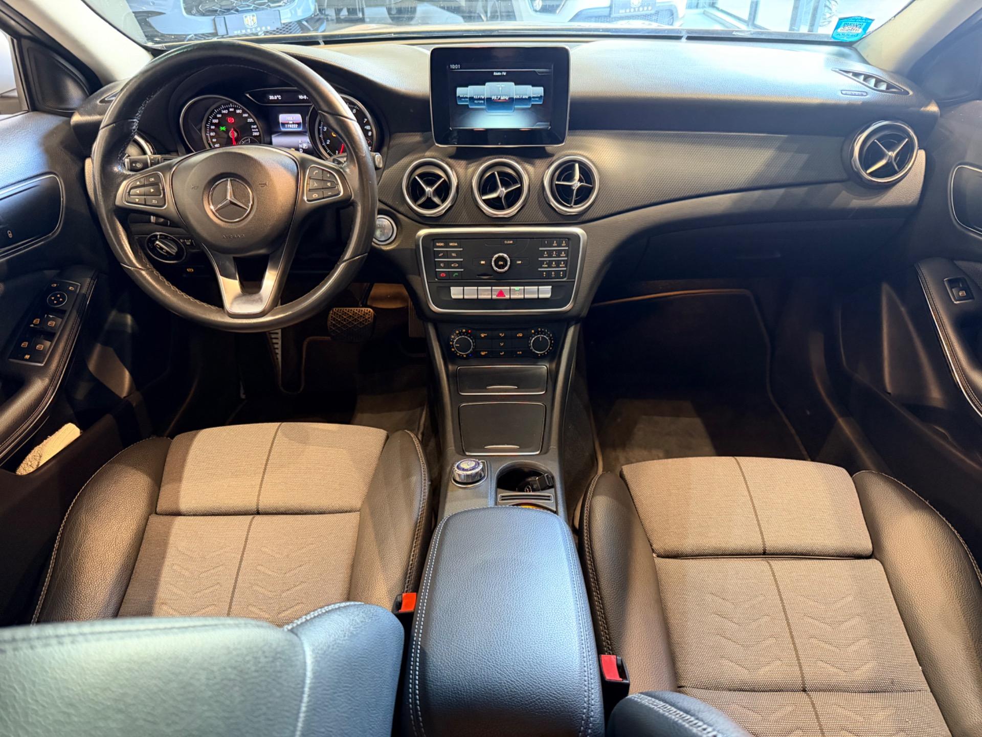 MERCEDES-BENZ GLA 200 - Foto