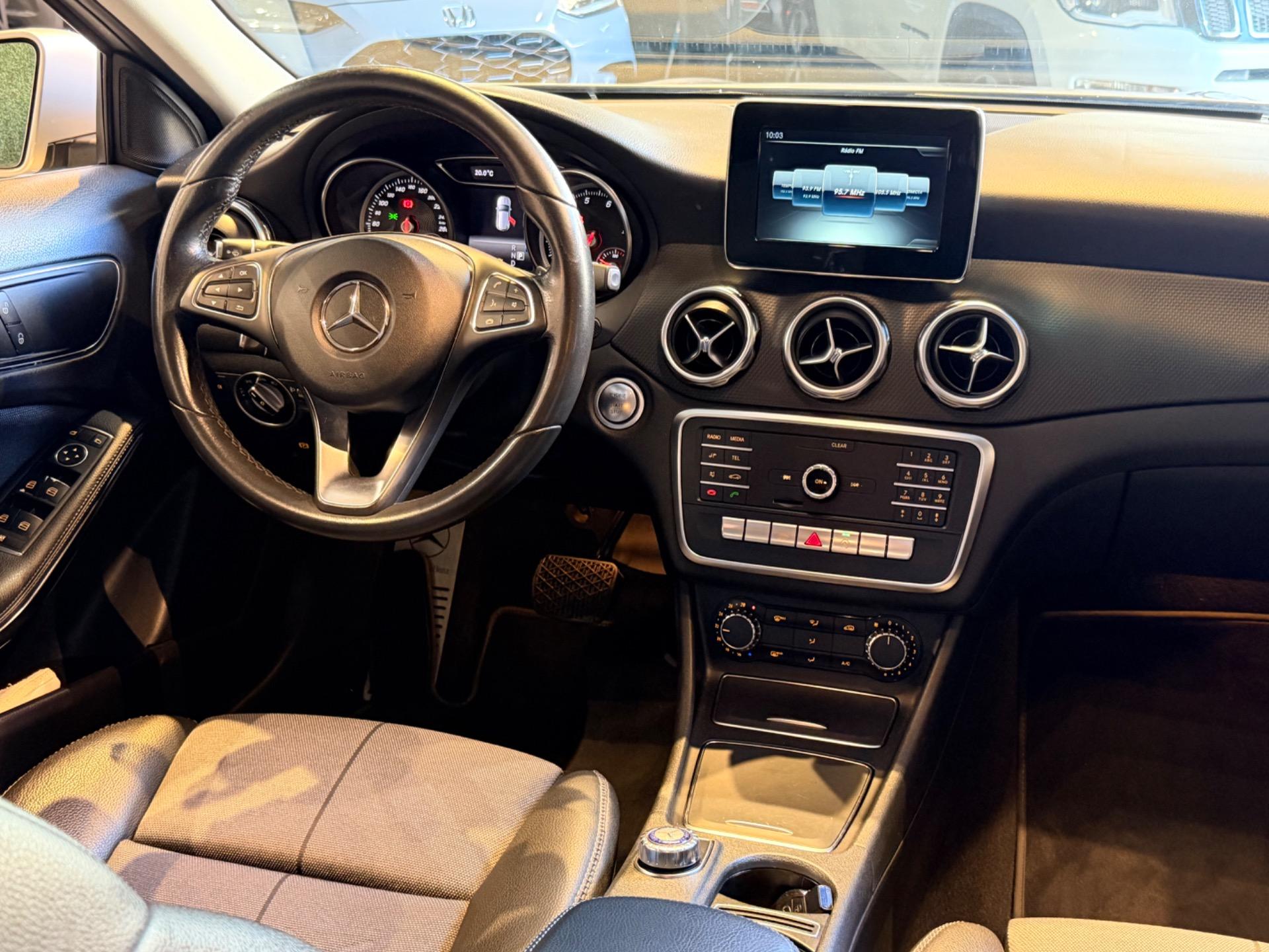 MERCEDES-BENZ GLA 200 - Foto