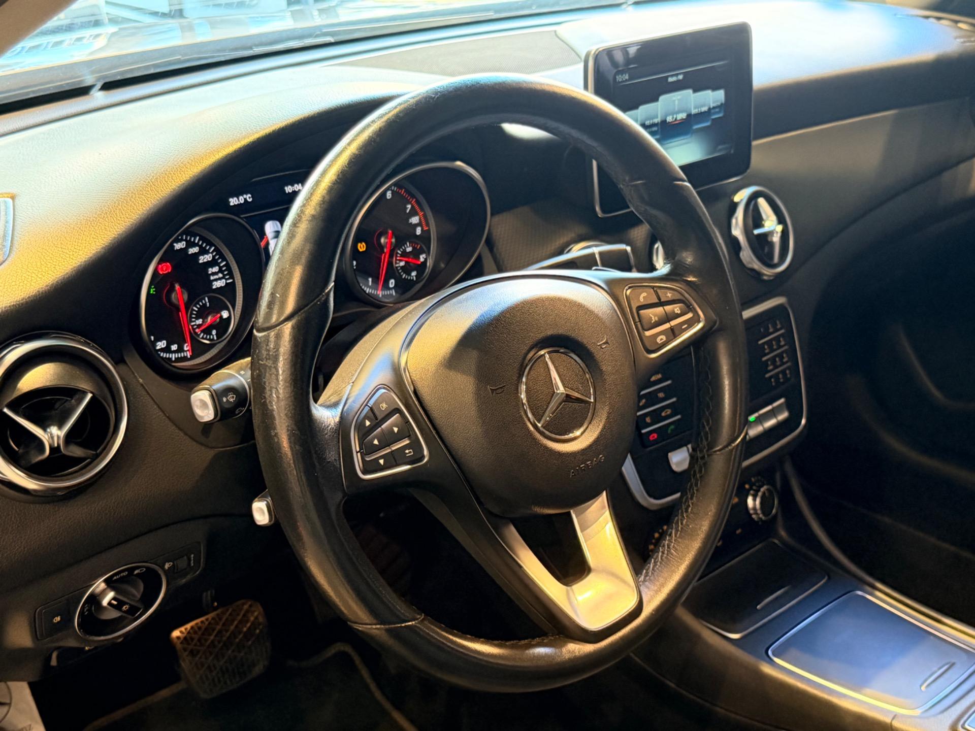 MERCEDES-BENZ GLA 200 - Foto