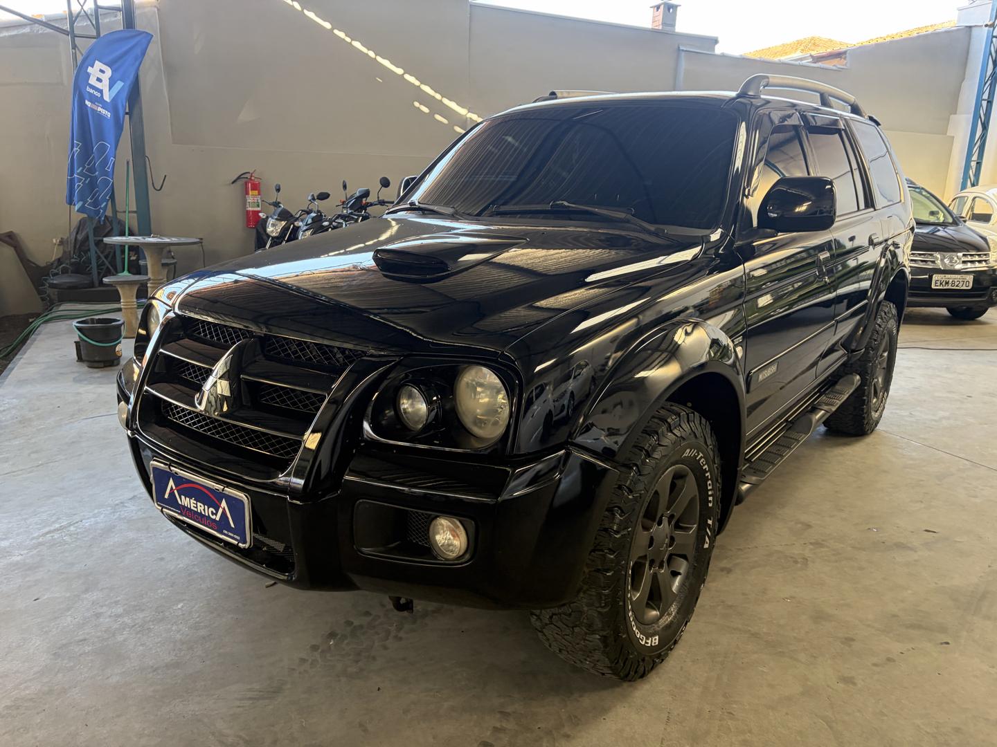MITSUBISHI Pajero - Foto