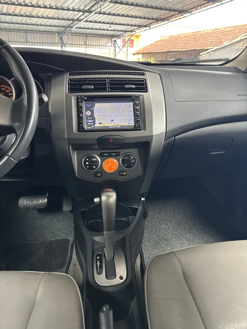 NISSAN Livina - Foto