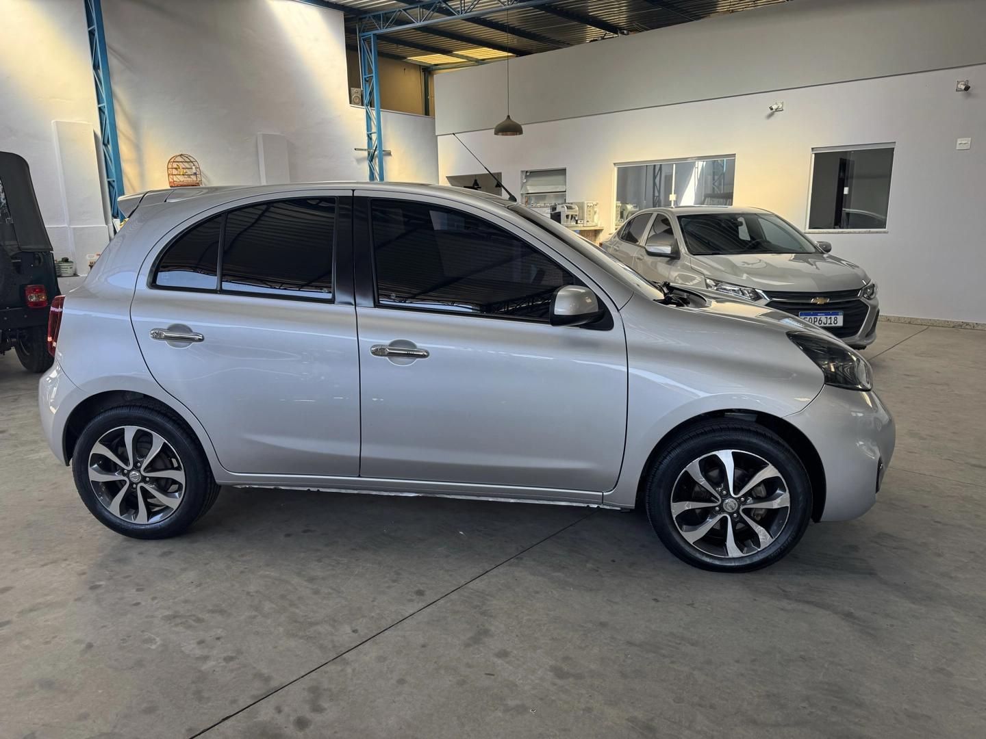 NISSAN March - Foto