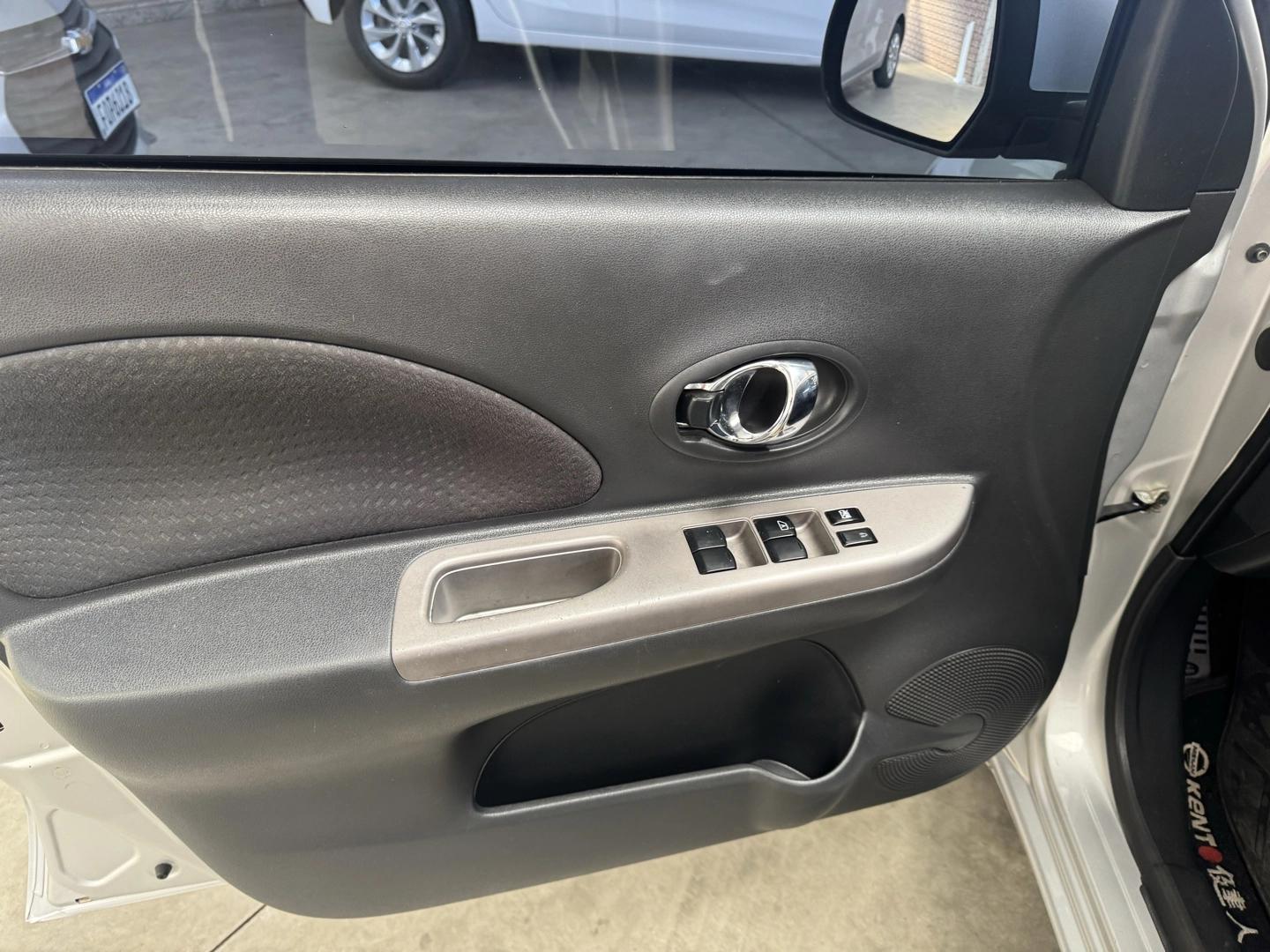 NISSAN March - Foto