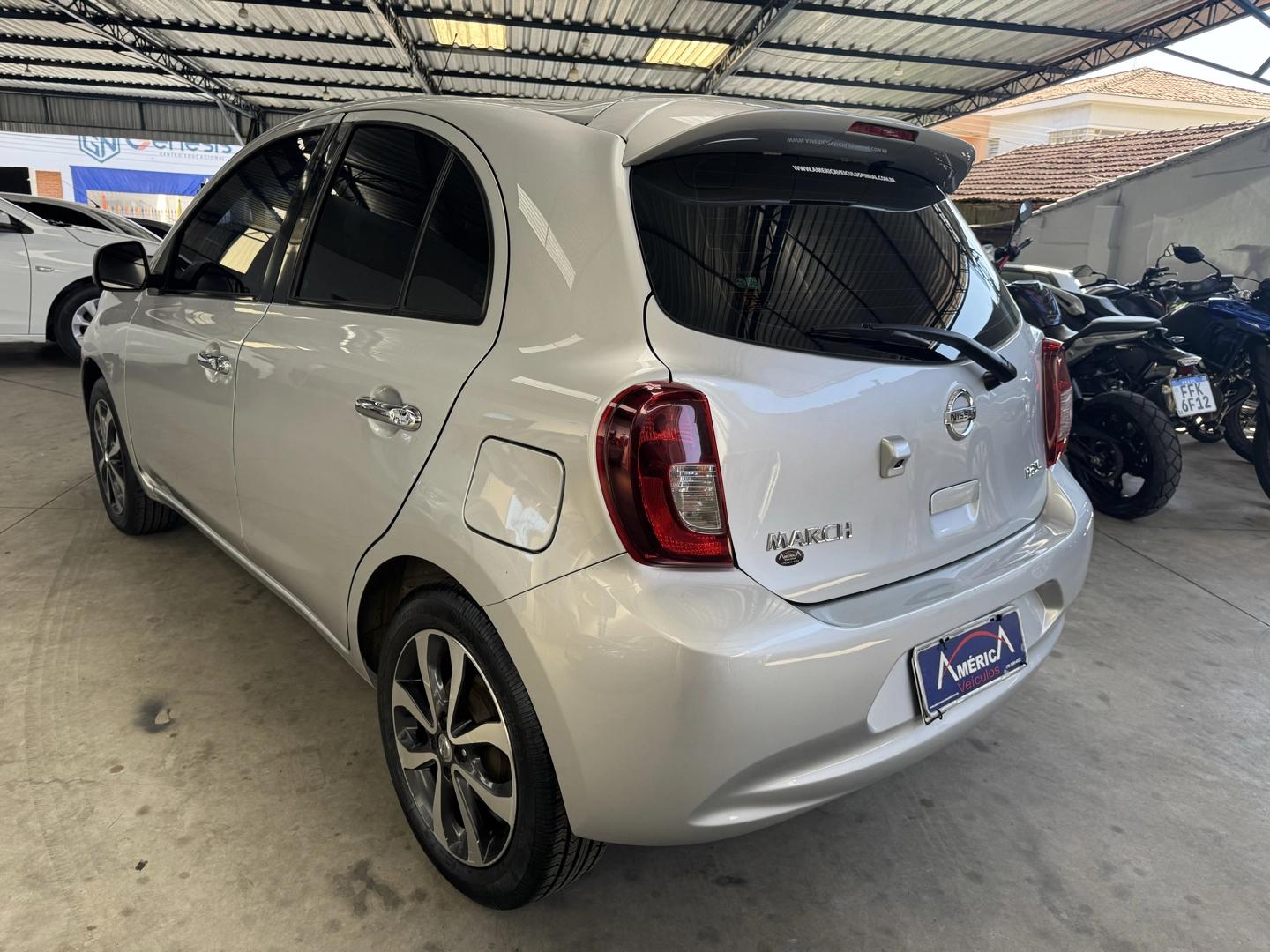 NISSAN March - Foto