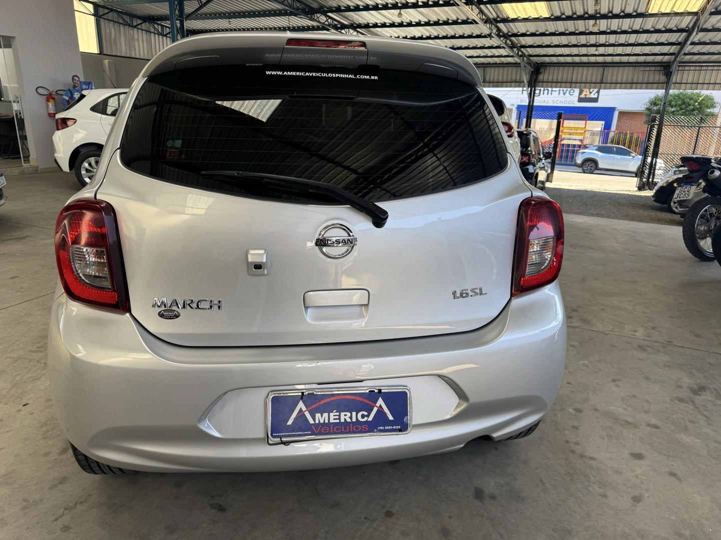 NISSAN March - Foto