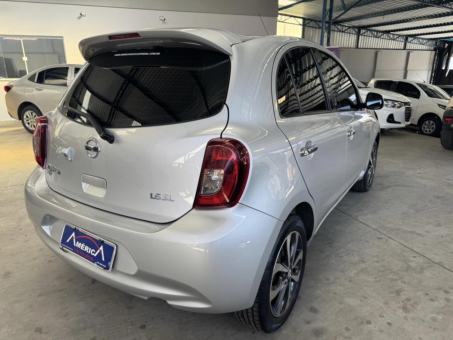 NISSAN March - Foto