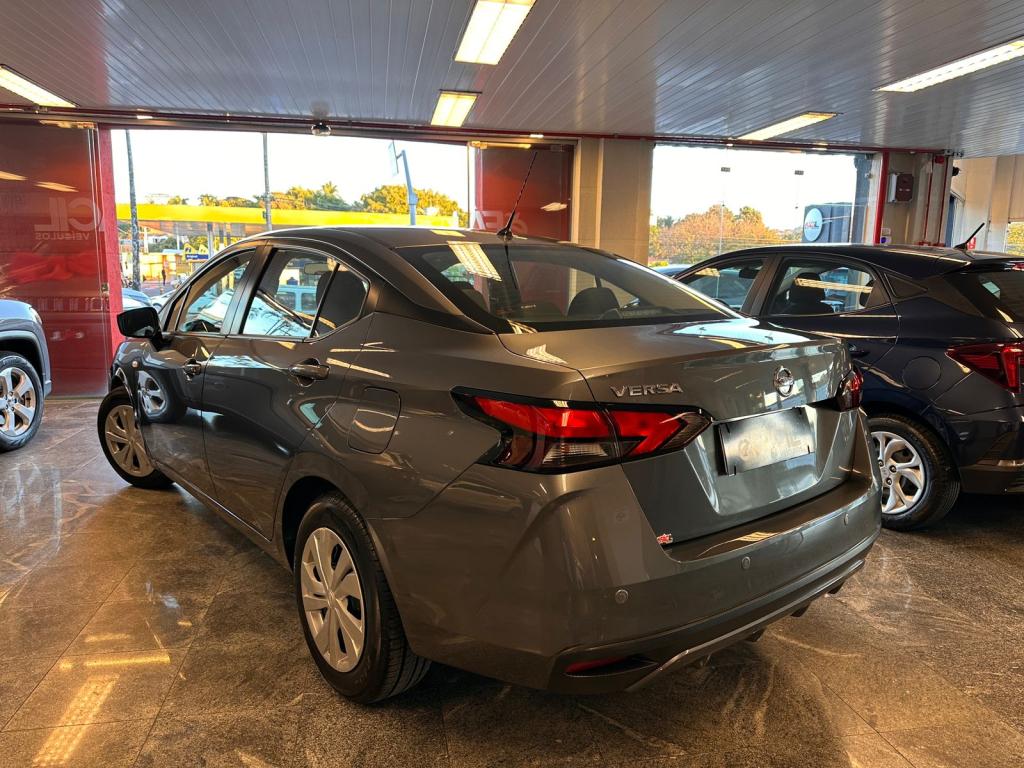 NISSAN Versa Sedan - Foto