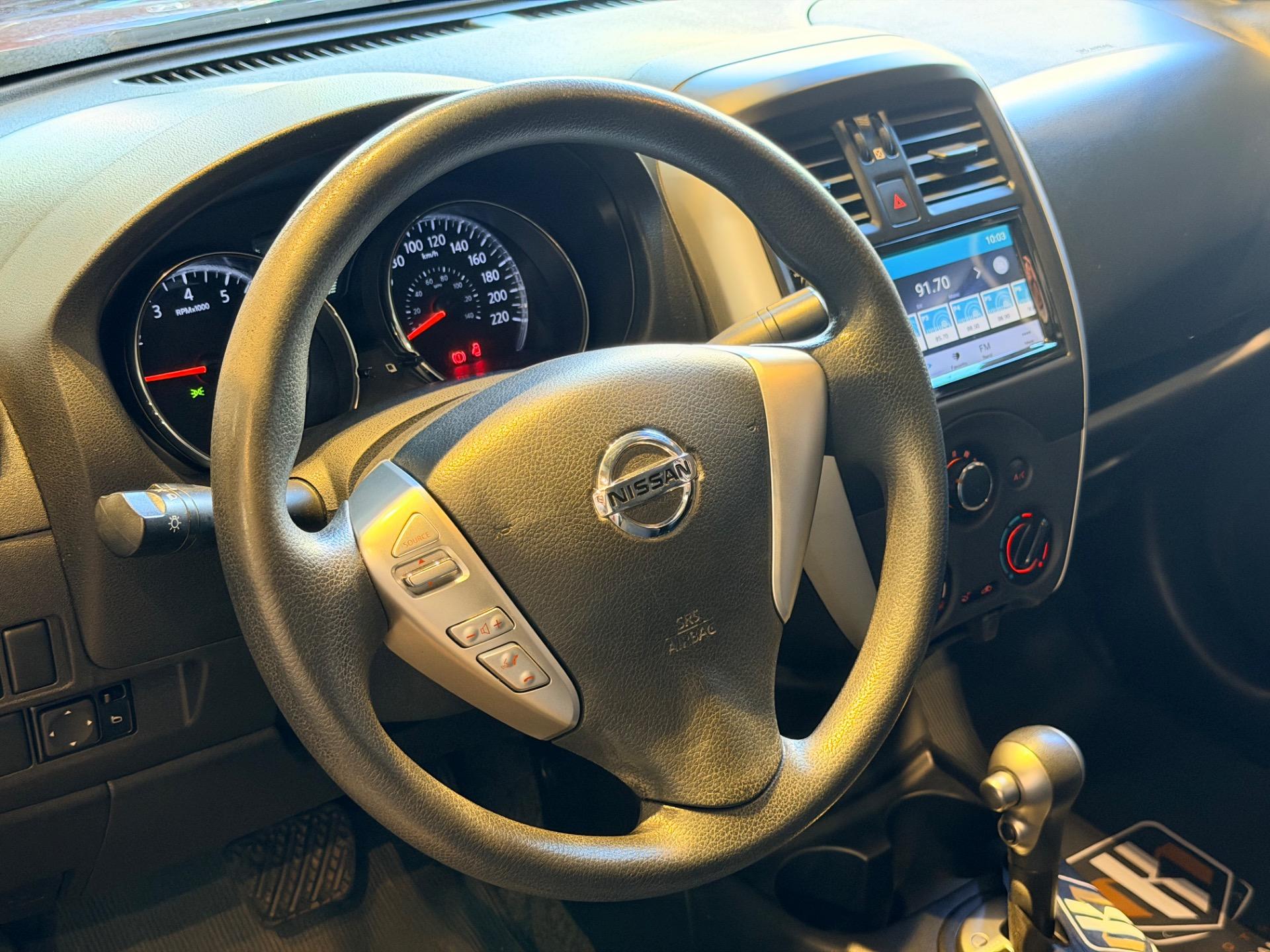 NISSAN Versa Sedan - Foto
