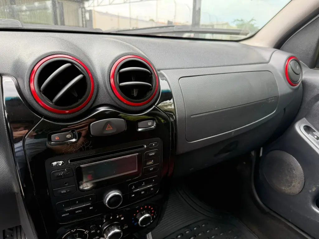 RENAULT Sandero - Foto