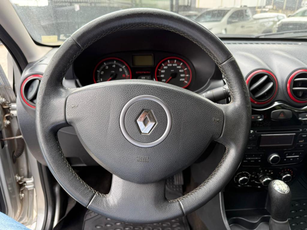 RENAULT Sandero - Foto