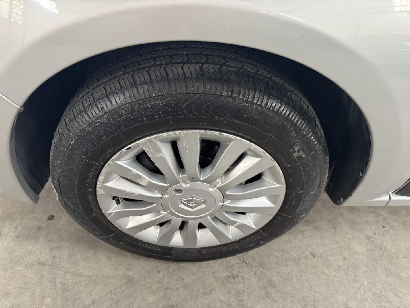 RENAULT Sandero - Foto