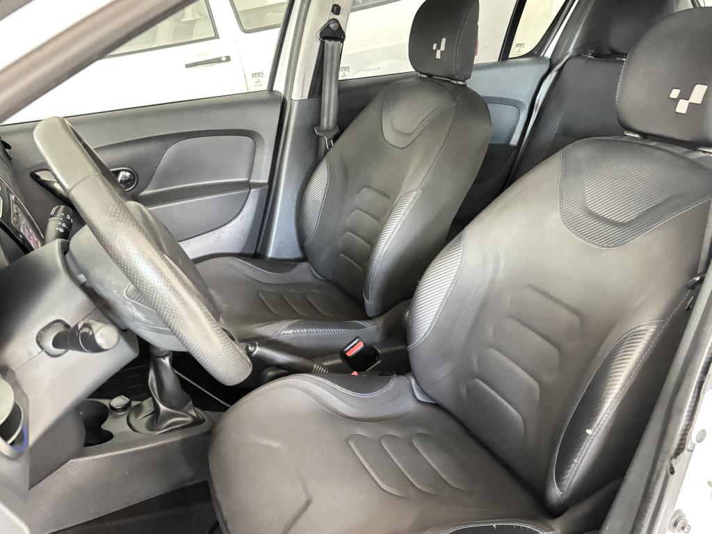 RENAULT Sandero - Foto